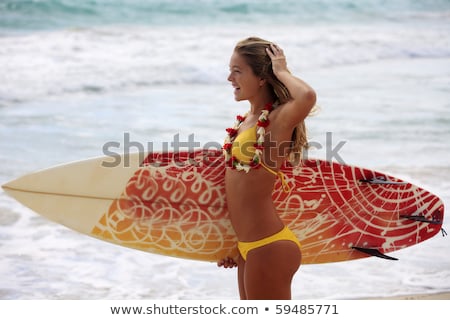 Foto d'archivio: Fit Surfer Girl On The Beach With Her Surfboard