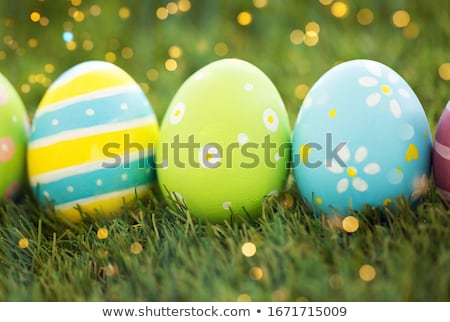 Foto stock: Row Of Colored Easter Eggs On Artificial Grass