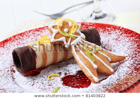 Foto d'archivio: Chocolate Dipped Wafer Cookie And Gingerbread Comet