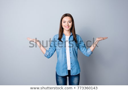 Foto stock: Os · mujeres · sonrientes · mostrando · algo