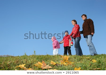 Foto stock: Amília · de · quatro · pessoas · de · outono · e · céu · claro