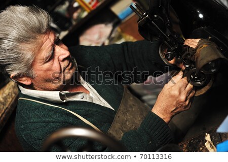 Homem sênior trabalhando com máquina antiga em sua própria oficina Foto stock © Zurijeta
