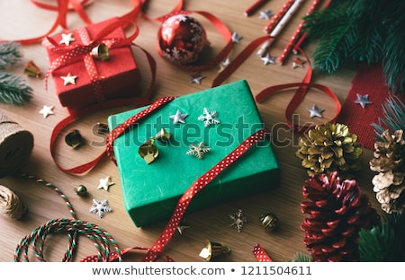 Foto d'archivio: Red Bow Gift Wrapping With Pine Border