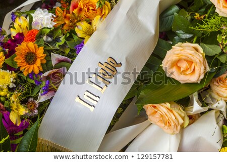 Foto stock: Flowers At The Grave With Sentence In Love