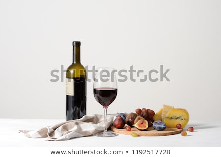 Foto d'archivio: Red Plums In A Cork Plate