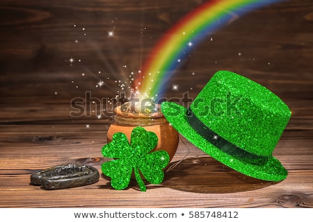 Foto stock: St Patricks Leprechaun Hat Rainbow On Pot Of Gold