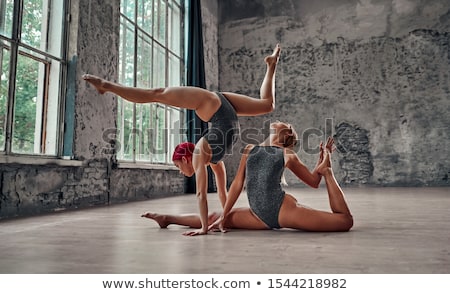 Zdjęcia stock: Gymnast Girl Sitting In Twine