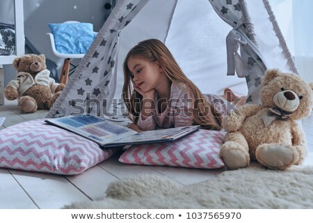 Foto stock: Girls Reading In Tent