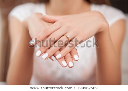 Foto stock: ãos · de · mulher · jovem · com · um · anel