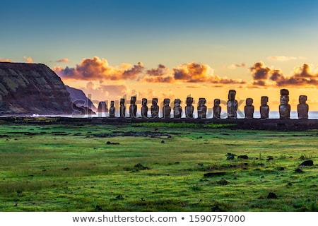 Foto stock: Moais Statues On Rano Raraku Volcano Easter Island