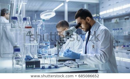 Foto stock: The Two Chemists Working In Lab Experimenting