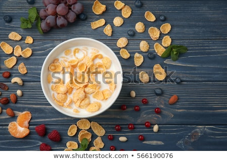 Foto d'archivio: Corn Flakes With Berries On Wooden Table