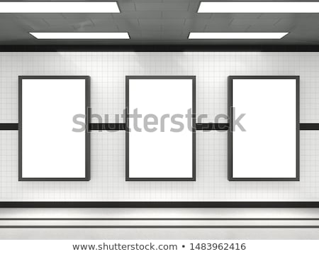 Foto stock: Artelera · en · blanco · en · la · estación · de · metro