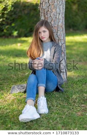 Foto d'archivio: Pretty Young Girl In A Park In A Beautiful Autumn Day