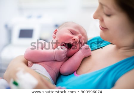 Foto d'archivio: Midwife Giving Prenatal Care For Pregnant Mother