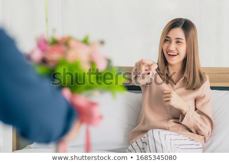 Foto stock: Arido · dando · flores · a · la · esposa · y · sonriendo