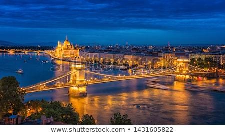 Foto d'archivio: Budapest At Night Danube Bridge Hungary