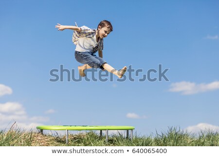 Stockfoto: Onge · Jongen · Die · Op · Trampoline · Het · Glimlachen · Springen