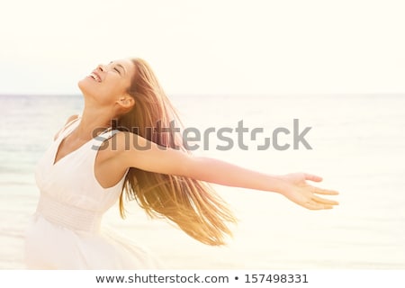 Porträt der schönen jungen Frau, die am Strand entspannt Stock foto © Maridav