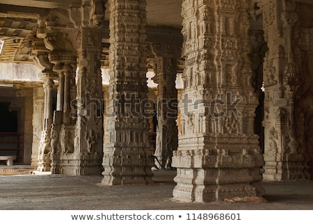 Foto d'archivio: Pillars Of Ruined Temple In Hampi