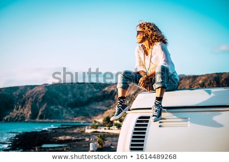 Foto stock: Arrinha · de · autocaravana · nas · montanhas, · céu · azul