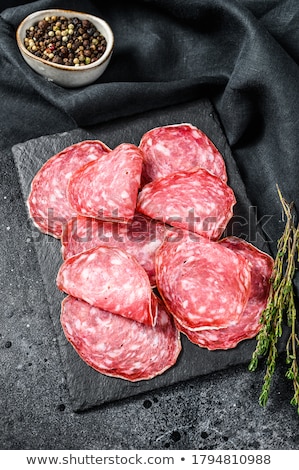 Foto d'archivio: Black Pepper Salami Slices