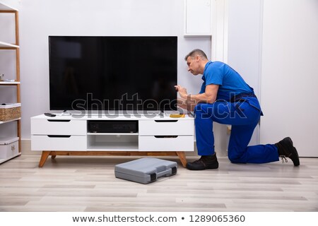 Foto stock: Fixing The Tv