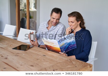 Foto stock: Couple Reading Magazine