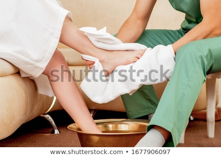 Zdjęcia stock: Therapist Massaging The Foot Of A Female Client In Asian Beauty Center
