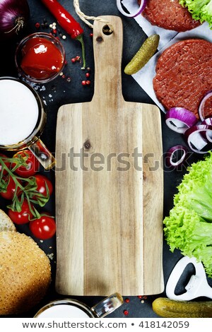 商業照片: Homemade Burger Ingredients Beer And Empty Cutting Board