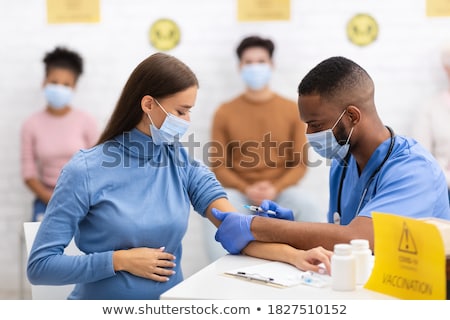 Foto d'archivio: African American Doctor Making Injection