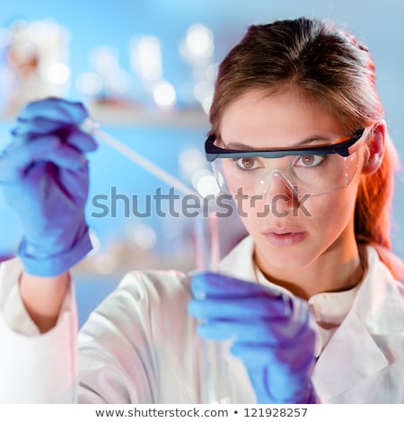 Foto d'archivio: Young Biotechnology Scientist Chemist Working In Lab