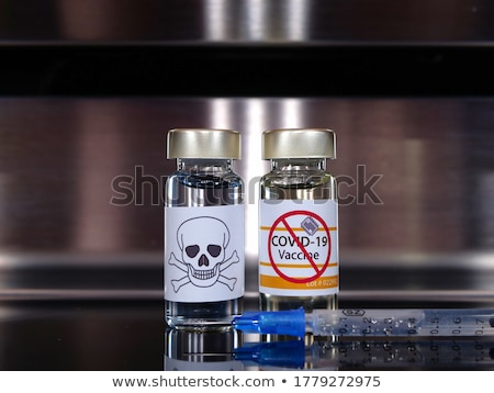 Foto stock: Skull Syringe And Medical Vials