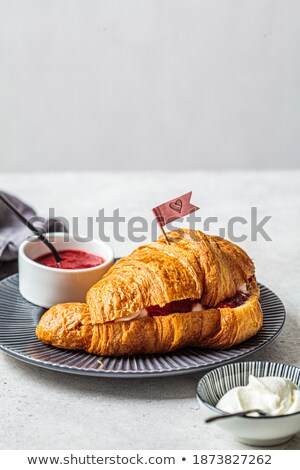 商業照片: 果醬情人節概念的羊角麵包