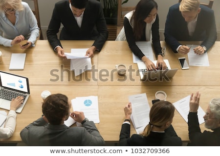 Foto stock: An Overhead View Of Businesspeople In Meeting