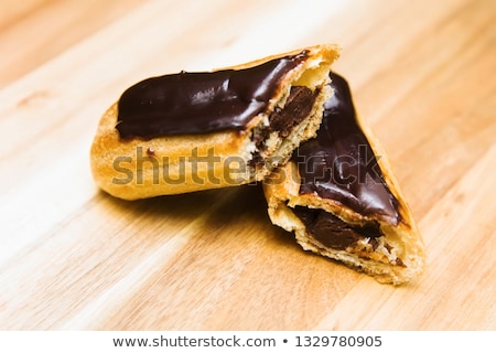 Foto d'archivio: Eclair Crispy Creamy Cake With Dark Chocolate