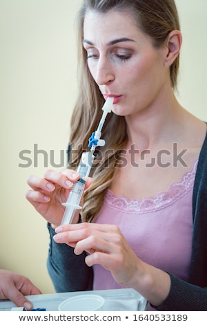 Foto stock: Woman In Hospital Breathing In Tube To Test For Respiratory Disease