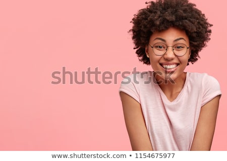 Foto stock: Ulher · em · uma · camisa · rosa · com · os · óculos