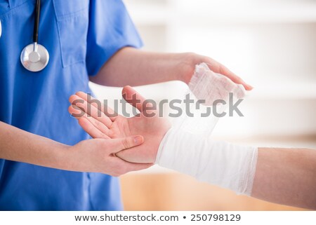 Сток-фото: ечебная · повязка · на · руку · с · травмой · человека