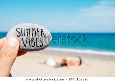 Foto d'archivio: Text Summer Vibes In A Stone On The Beach