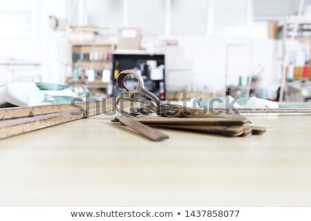 Foto d'archivio: Vintage Sewing Table With Scissors Threads