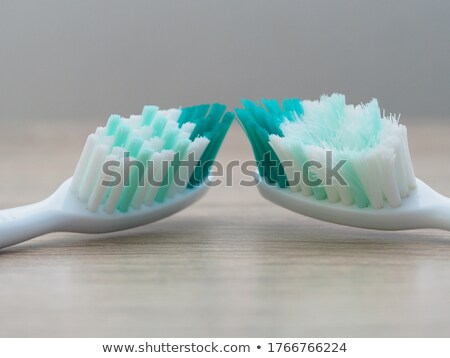 Foto stock: Ora · de · uma · nova · escova · de · dentes