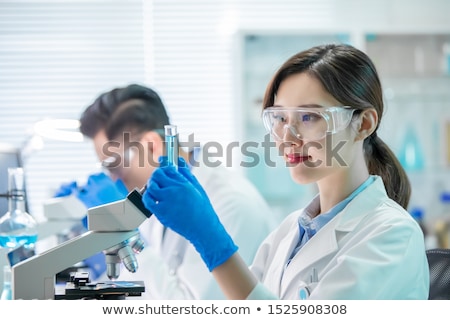 Foto d'archivio: Close Up Of Scientist Holding Test Tube In Lab