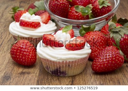 Foto d'archivio: Sweet Tasty Homemade Cupcake With Strawberry Cream Isolated