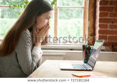 Foto d'archivio: Woman In Distress With Computer