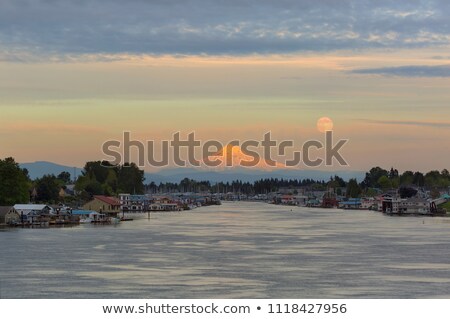 Stockfoto: Full Moonrise Over Mount Hood Along Columbia River