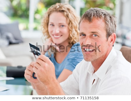 Foto stock: Couple Cutting Up A Credit Card