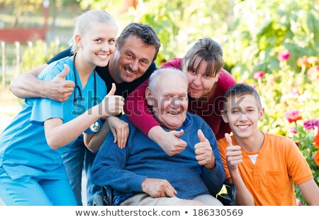 Glücklicher älterer Patient, der von der Familie im Krankenhaus besucht wird Stock foto © Barabasa