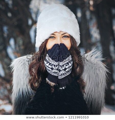 Foto d'archivio: Loseup · Ritratto · Di · Giovane · Donna · In · Cappello · Di · Pelliccia