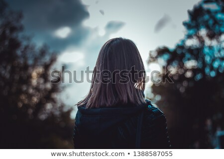 Femeia Stă Pe O Stradă Imagine de stoc © Madrolly